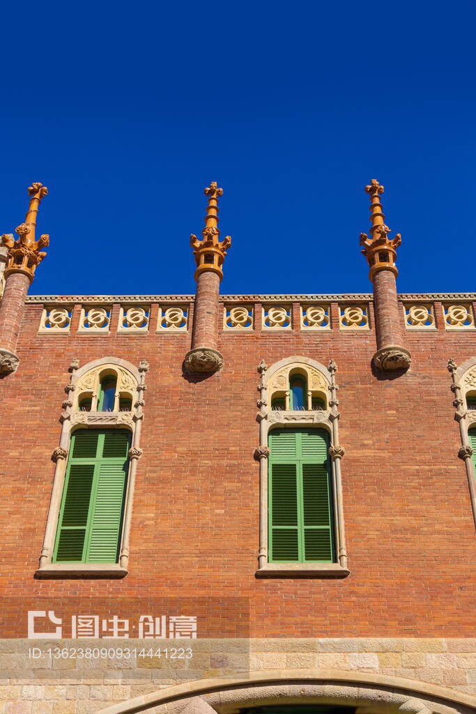红砖、塔楼和拱形窗户的建筑和墙壁,建筑装饰的元素。在加泰罗尼亚的街道上,公共场所